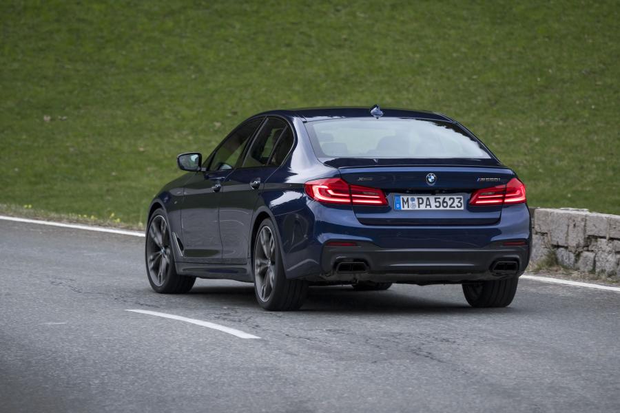  BMW M550i xDrive Sedan 2017 года  (WW) (фото 43 из 48)